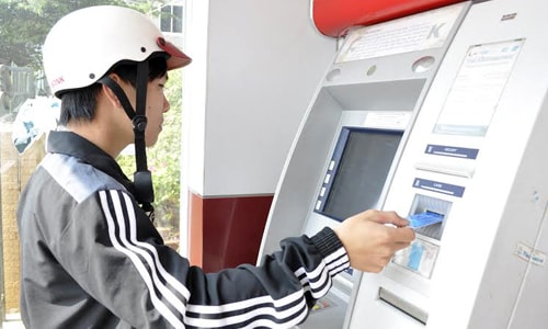 Yêu cầu 4 ngân hàng lớn báo cáo việc 'bắt tay' tăng phí ATM