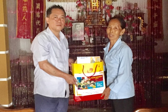 Tặng quà cho người có công với cách mạng trên địa bàn huyện Tân Kỳ