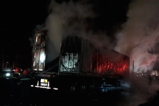 Nghệ An: Xe container đang chạy bỗng phát nổ rồi bốc cháy dữ dội   