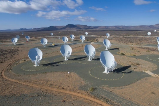 Tổ hợp kính thiên văn thu hình hố đen vũ trụ