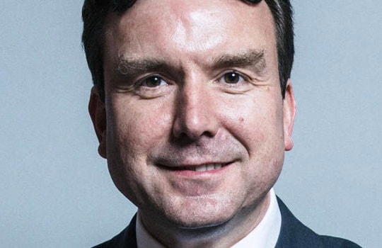 Bộ trưởng Anh gửi 2.000 tin nhắn gạ tình 2 cô gái trẻ từ chức 