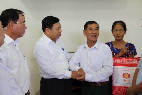 Lãnh đạo tỉnh dâng hoa tri ân liệt sỹ, thăm và tặng quà gia đình chính sách 