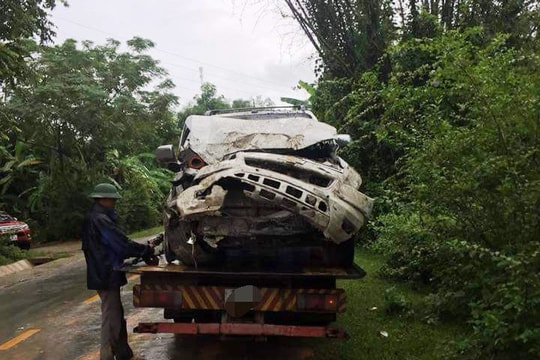 Bị nổ lốp, xe bán tải mất lái lao vào hàng tạp hóa bên đường