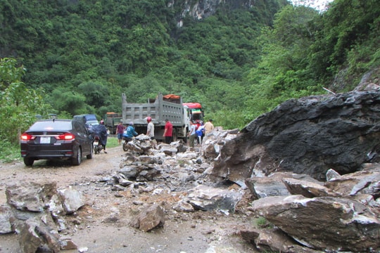 Sạt lở gây ách tắc giao thông Quốc lộ 7