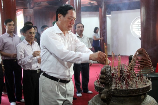 Đoàn công tác của tỉnh dâng hương tại Nghĩa trang liệt sỹ Việt - Lào