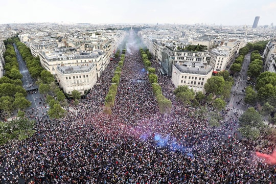 Người dân Pháp, Bỉ hân hoan ăn mừng chiến tích tại FIFA World Cup 2018