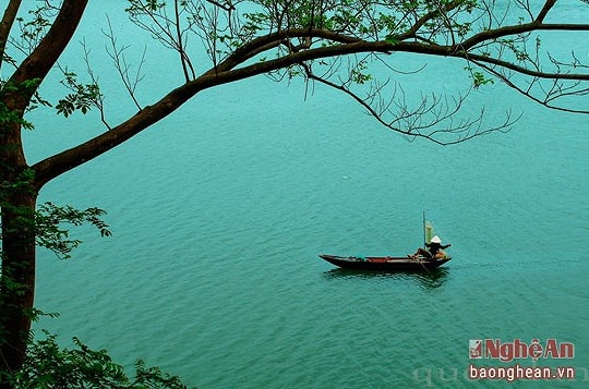 Tìm kiếm vợ chồng đi đánh cá mất tích trên sông Lam 