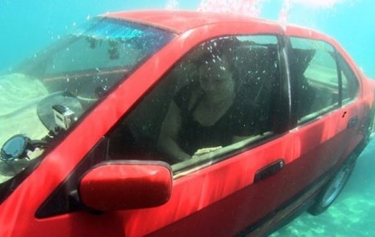 Kỹ năng thoát hiểm khi ô tô lao xuống nước