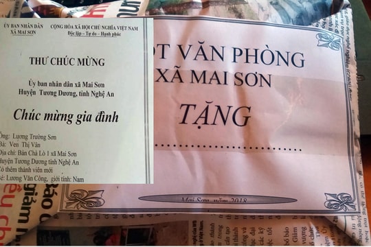 Xã biên giới Nghệ An tặng quà cho công dân mới chào đời