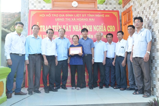 Bàn giao nhà tình nghĩa cho vợ liệt sỹ ở TX Hoàng Mai