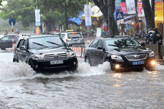 Mẹo lái xe ô tô an toàn qua vùng ngập nước