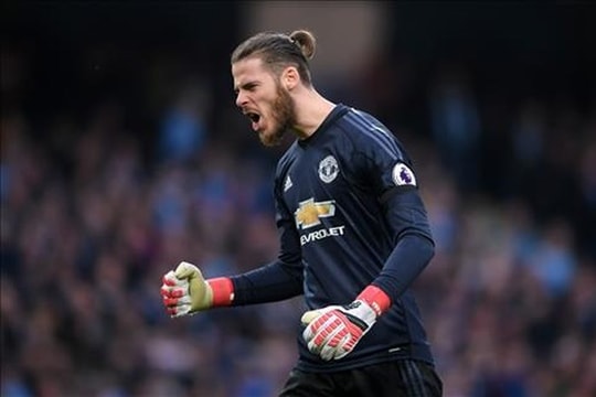 Ngả mũ trước hai pha cứu thua liên tiếp của De Gea trước Swansea