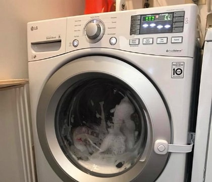 Bé 3 tuổi kẹt trong máy giặt cửa ngang đang xả nước 