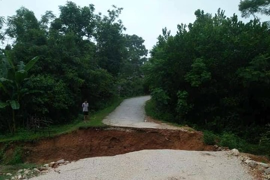 Lũ cuốn trôi cống, đường liên xã ở Quỳ Châu bị chia cắt