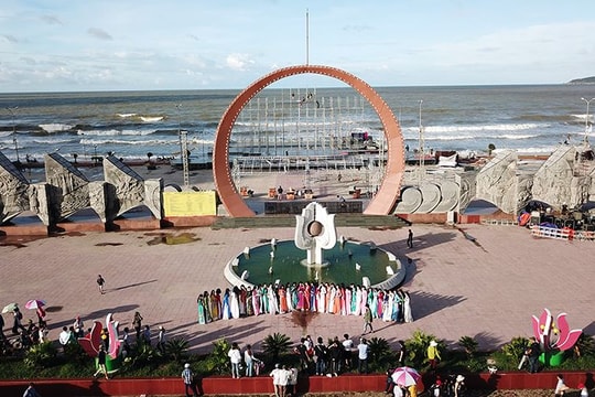 Hai dự kiến sân khấu cho đêm chung khảo phía Bắc HHVN 2018 do thời tiết xấu