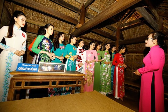 Thí sinh Hoa hậu Việt Nam rưng rưng xúc động khi được về thăm quê Bác