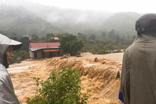 Nước lũ dâng cao, nhiều địa phương ở Nghệ An bị cô lập, một số hồ đập nguy cơ vỡ