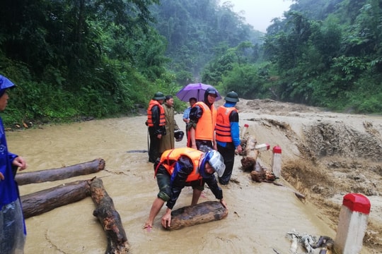 BĐBP Nghệ An giúp nhân dân biên giới khắc phục hậu quả mưa lũ  ​