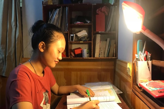 Nghị lực vượt khó của nữ sinh mồ côi có điểm thi khối C cao nhất huyện Nghĩa Đàn