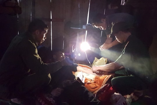 Một người dân bị lũ cuốn được cứu vớt kịp thời