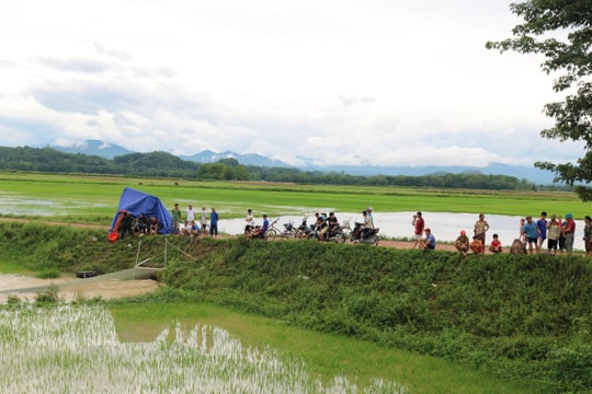 Sau bão, người dân làm đó “khủng” bắt cá