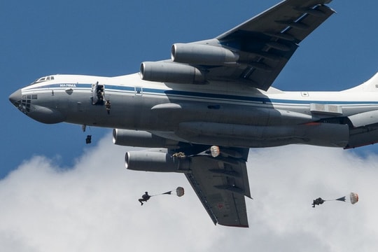 Xem xe bọc thép Nga nhảy dù từ độ cao gần 2.000m