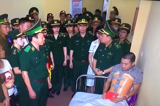 Trao tặng huy hiệu “Tuổi trẻ dũng cảm” cho Đại úy Nguyễn Đình Tài