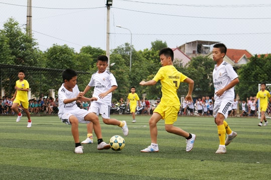 350 VĐV tham dự giải bóng đá thiếu niên truyền thống TP Vinh lần thứ 37