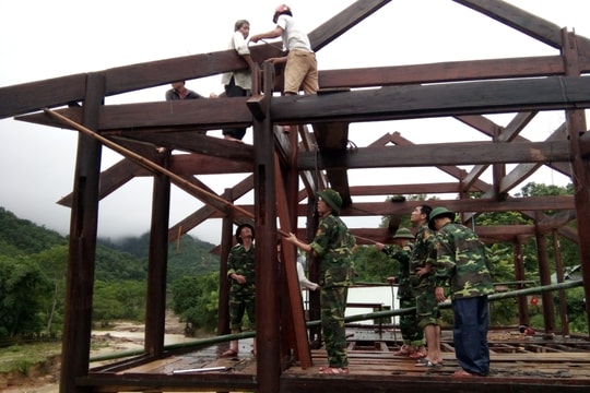 Bộ đội Biên phòng Nghệ An giúp dân khắc phục hậu quả mưa lũ