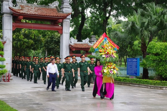 Bộ CHQS tỉnh dâng hương tại Khu Di tích Kim Liên và Nghĩa trang liệt sỹ TP. Vinh