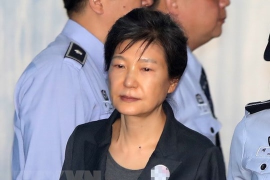 Cựu Tổng thống Hàn Quốc Park Geun-hye bị tuyên phạt 8 năm tù giam
