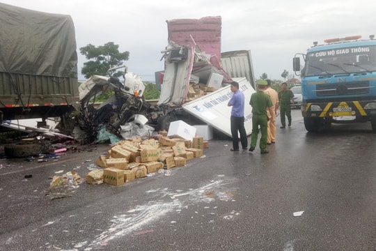 Tai nạn trên QL1A: Người dân cạy cabin đưa thi thể phụ xe tải ra ngoài