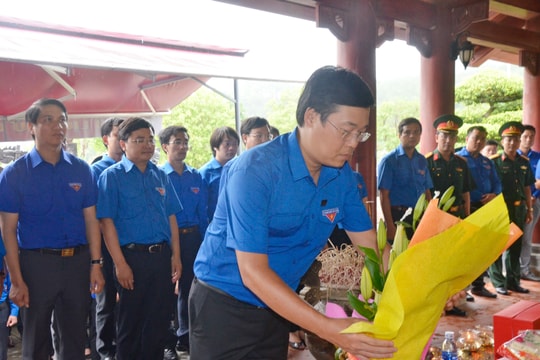 Bí thư thứ nhất Trung ương Đoàn dâng hương tại Khu Di tích Truông Bồn