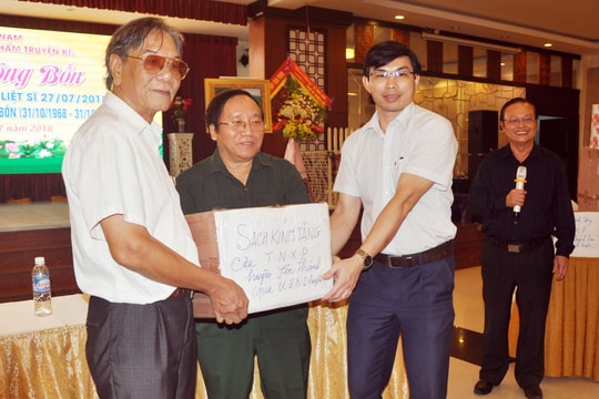 Hội Nhà văn tổ chức tặng sách “Thánh ca Truông Bồn“