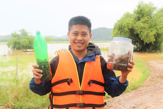 Trai làng ở Thanh Chương nhộn nhịp “săn” dế mèn chế biến món ăn