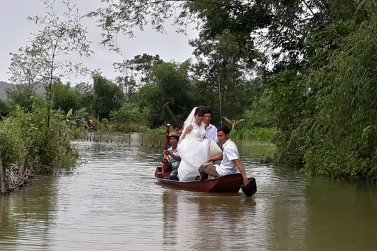 Nghệ An: Dùng thuyền rước dâu ngay trên đường làng