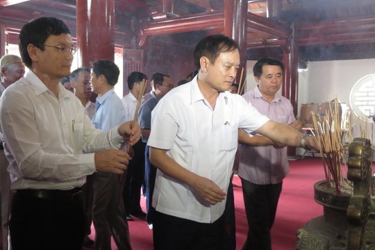 Ban Tổ chức Tỉnh ủy dâng hương, dâng hoa tại Nghĩa trang Việt - Lào