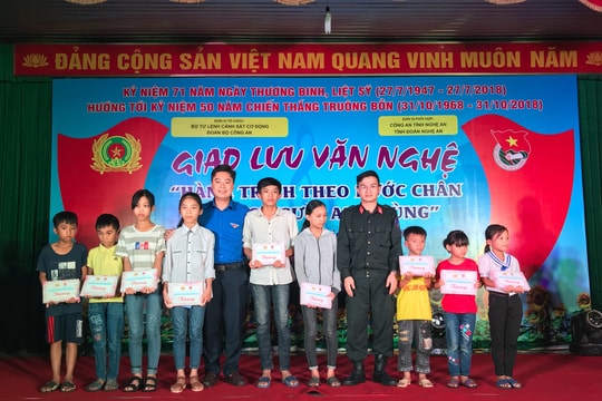 Giao lưu văn nghệ “Hành trình theo bước chân những người anh hùng”