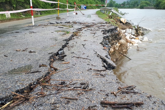 Nhiều tuyến Quốc lộ ở miền núi Nghệ An hư hỏng nặng 