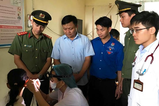 700 đối tượng chính sách và học sinh Đô Lương được khám, cấp thuốc miễn phí