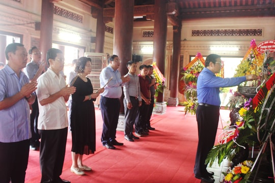 Đồng chí Phan Đình Trạc dâng hoa, dâng hương tại các khu di tích Kim Liên và Truông Bồn 