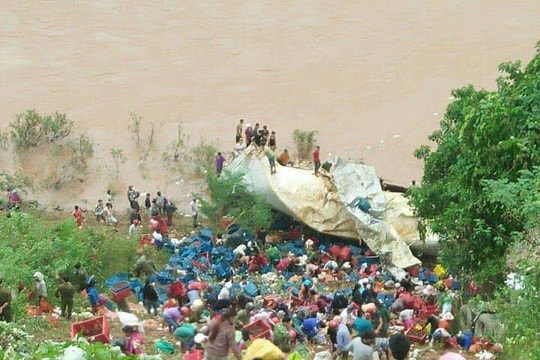 Xe lao xuống vực, tài xế Nghệ An bị thương ở Quảng Bình