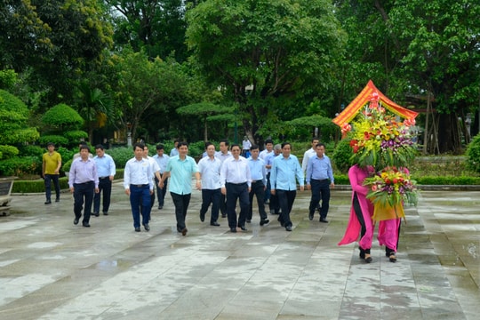 Trưởng Ban Tổ chức Trung ương dâng hoa tại các khu di tích Kim Liên và Truông Bồn