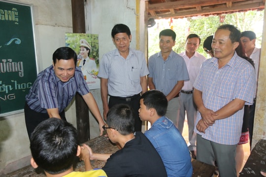 Thứ trưởng Bộ KH&CN thăm, tặng quà lớp học tình thương ở Tân Kỳ