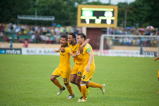 Phạm Xuân Mạnh lập công, SLNA nhấn chìm HAGL tại “Chảo lửa Thành Vinh“