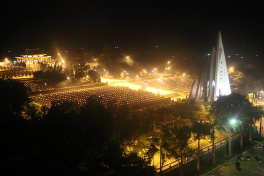 700 đoàn viên thanh niên thắp nến tri ân các anh hùng liệt sỹ