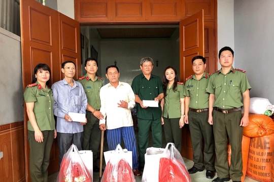 Khám, cấp thuốc miễn phí và trao quà cho người dân Tương Dương, Anh Sơn