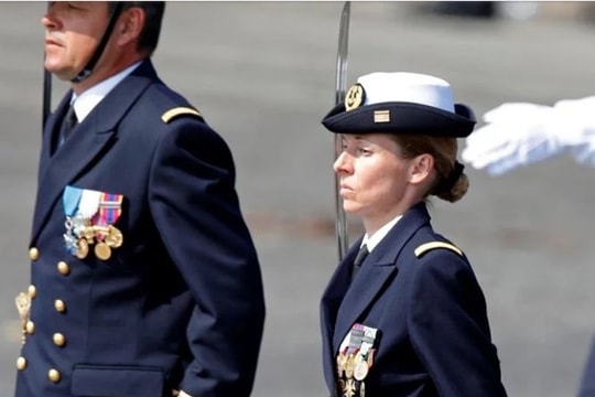 11 tài xế taxi bị bắn chết sau khi dự đám tang; Pháp có nữ sỹ quan tầu ngầm đầu tiên