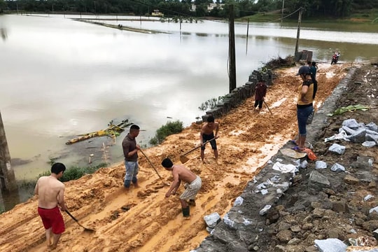 Đám cưới ngày lụt, nhà trai phải cào bùn dọn đường để rước dâu