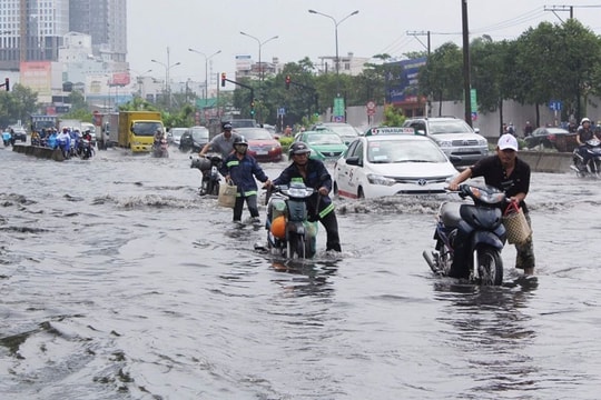 Cách xử lý nhanh xe máy bị “chết” khi qua đường ngập nước